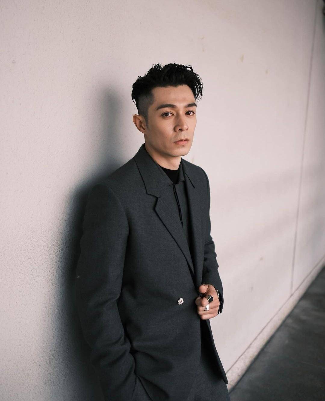当天的周柏豪身穿西装,魅力依旧,还是很帅,发文的粉丝网友称 "真不愧