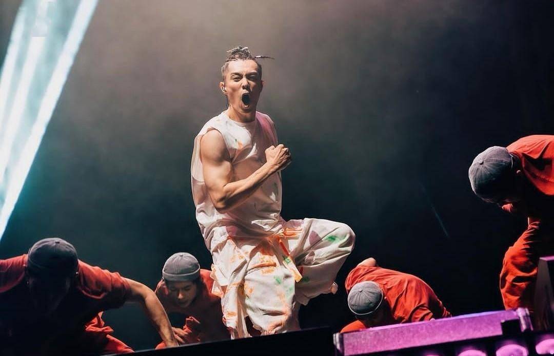 香港知名男星宣传tvb剧,被赞有绅士风度,凭《披荆斩棘》大火_周柏豪