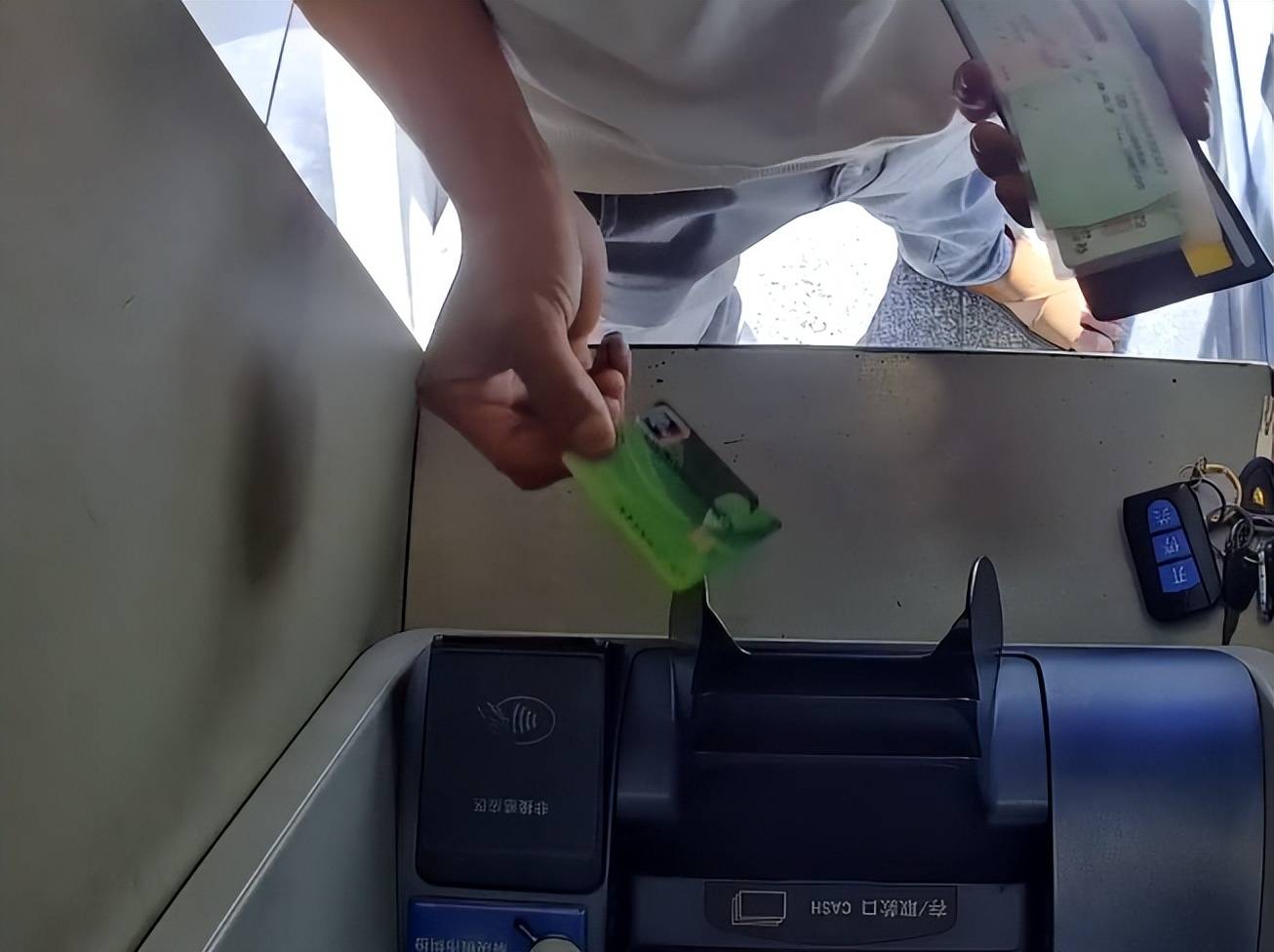 银行卡后面还“附赠”密码，一男子接连取出他人卡内钱款，已被采取刑事强制措施_搜狐网