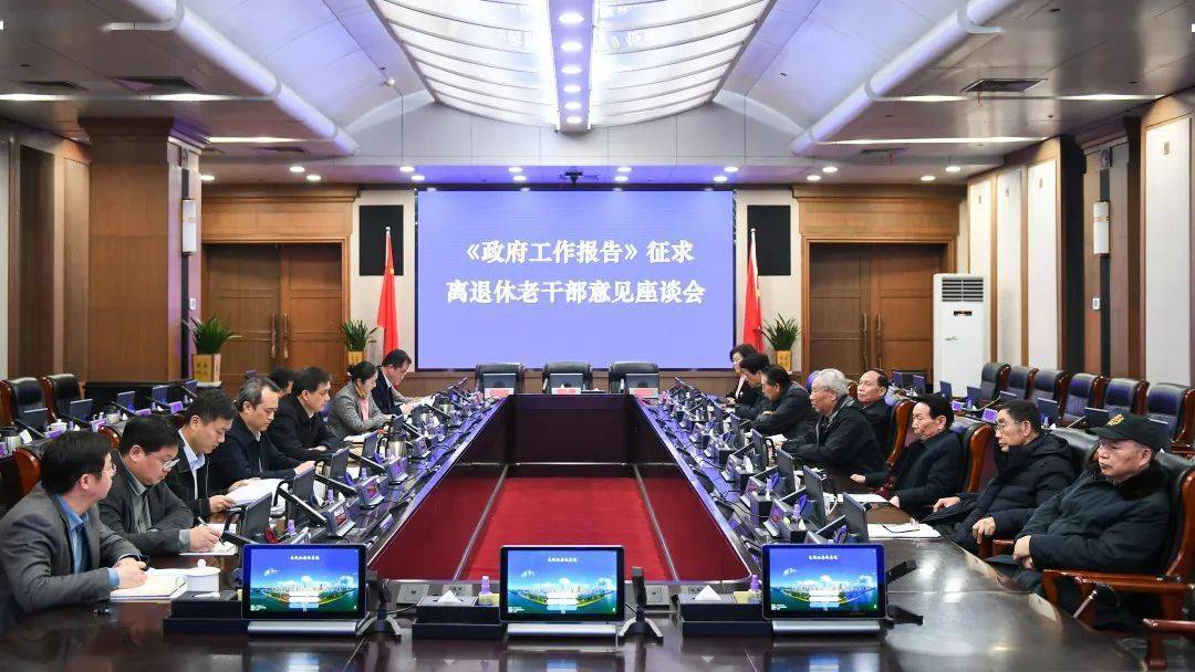 老同志陈香成,易希文,袁汉坤,杜远明,杨顺初,董学生,李斌恺,李